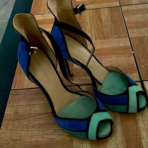 Gorgeous velvet color block 4 inch heels with tall back.